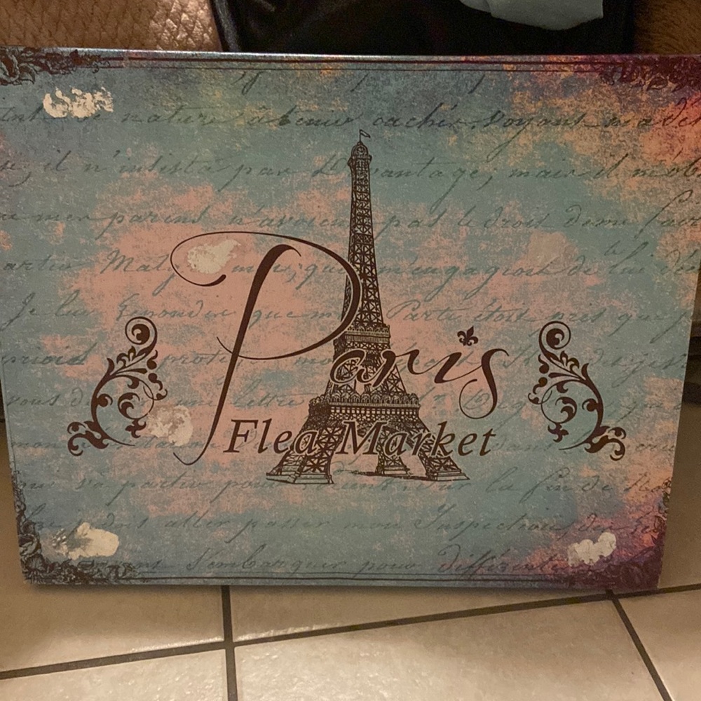 Very nice canvas It’s a multi color, head like words in the back of it.